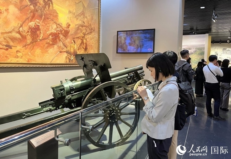 創(chuàng)價學(xué)會青年代表團(tuán)成員在中國人民抗日戰(zhàn)爭紀(jì)念館參觀。人民網(wǎng)記者 陳思攝