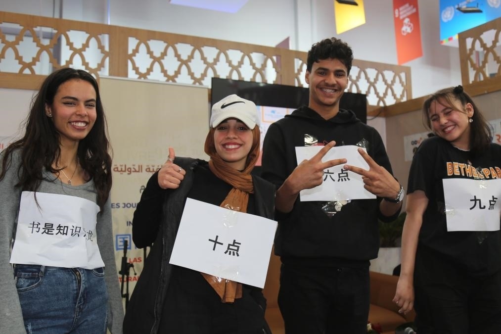 2024年4月24日，突尼斯高中生在首都突尼斯市舉辦的突尼斯國際書展上表演漢語節(jié)目。新華社發(fā)（阿代爾攝）