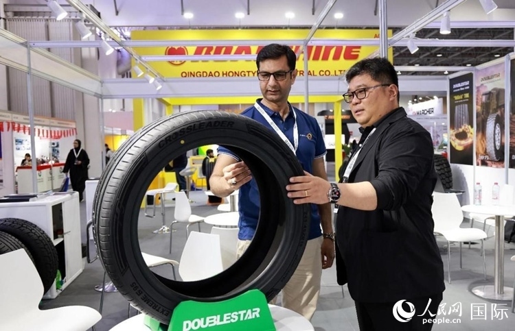 工作人員向客戶展示雙星電動汽車輪胎。和傳統(tǒng)汽車輪胎相比，電動汽車輪胎具有更高承載能力、更加靜音舒適、更好極速抓地、更低滾動阻力等特點。人民網記者 管克江攝