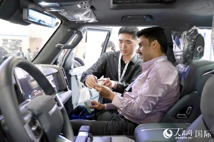 客戶在了解中國產汽車。人民網記者 管克江攝