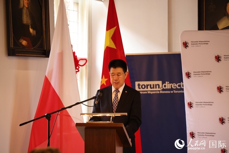 :孫霖江大使在開幕式現(xiàn)場致辭。人民網(wǎng)記者 禹麗敏攝