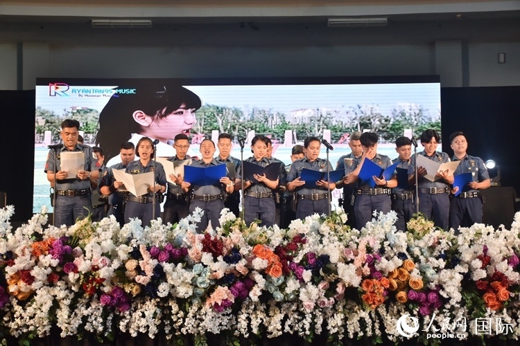 邦板牙省警察局學(xué)員在結(jié)業(yè)典禮上表演合唱。人民網(wǎng)記者 樊帆攝