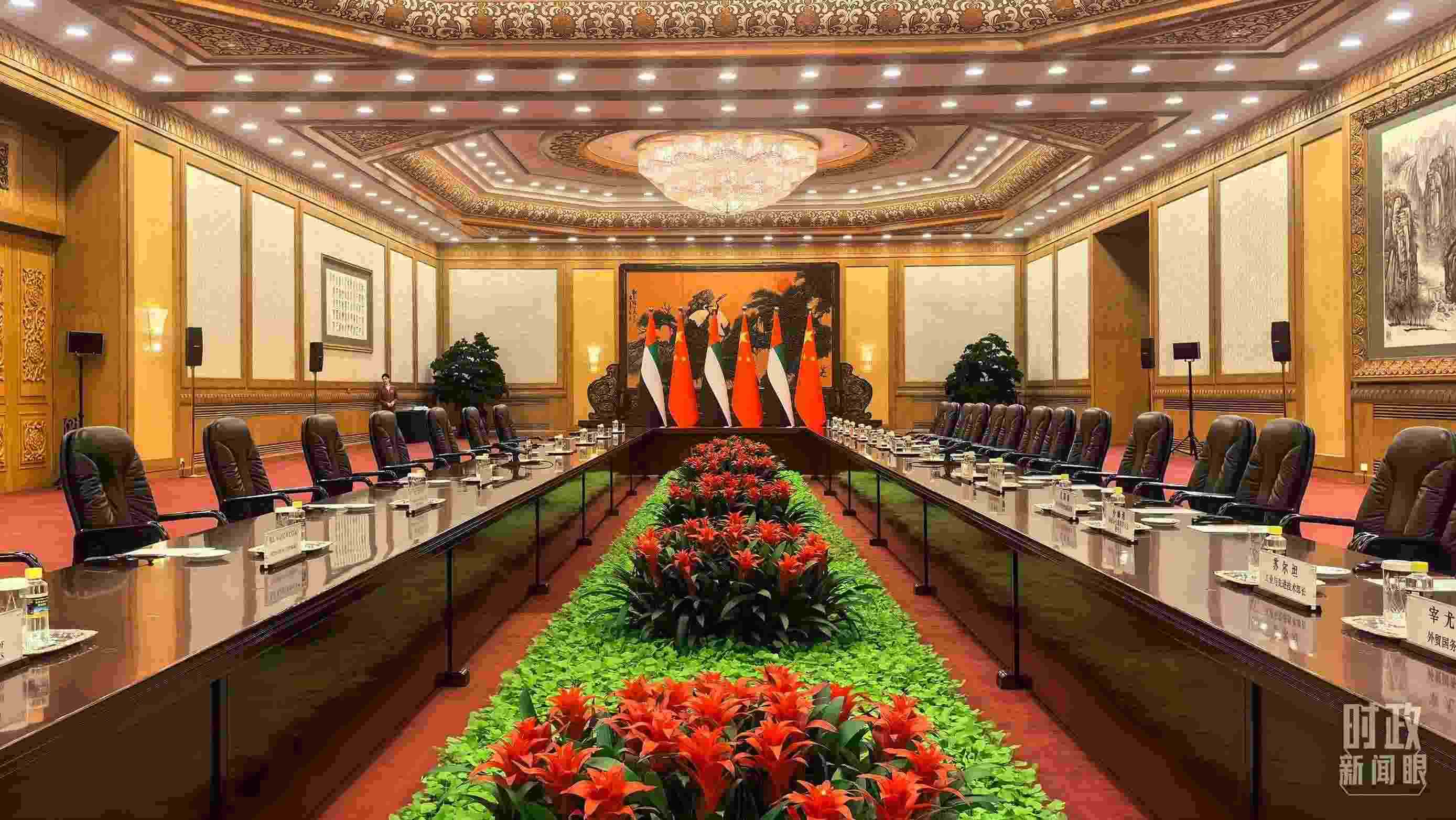 △5月30日下午，習近平主席同阿聯(lián)酋總統(tǒng)穆罕默德會談。這是會談開始前的現(xiàn)場。（總臺央視記者鄂介甫拍攝）