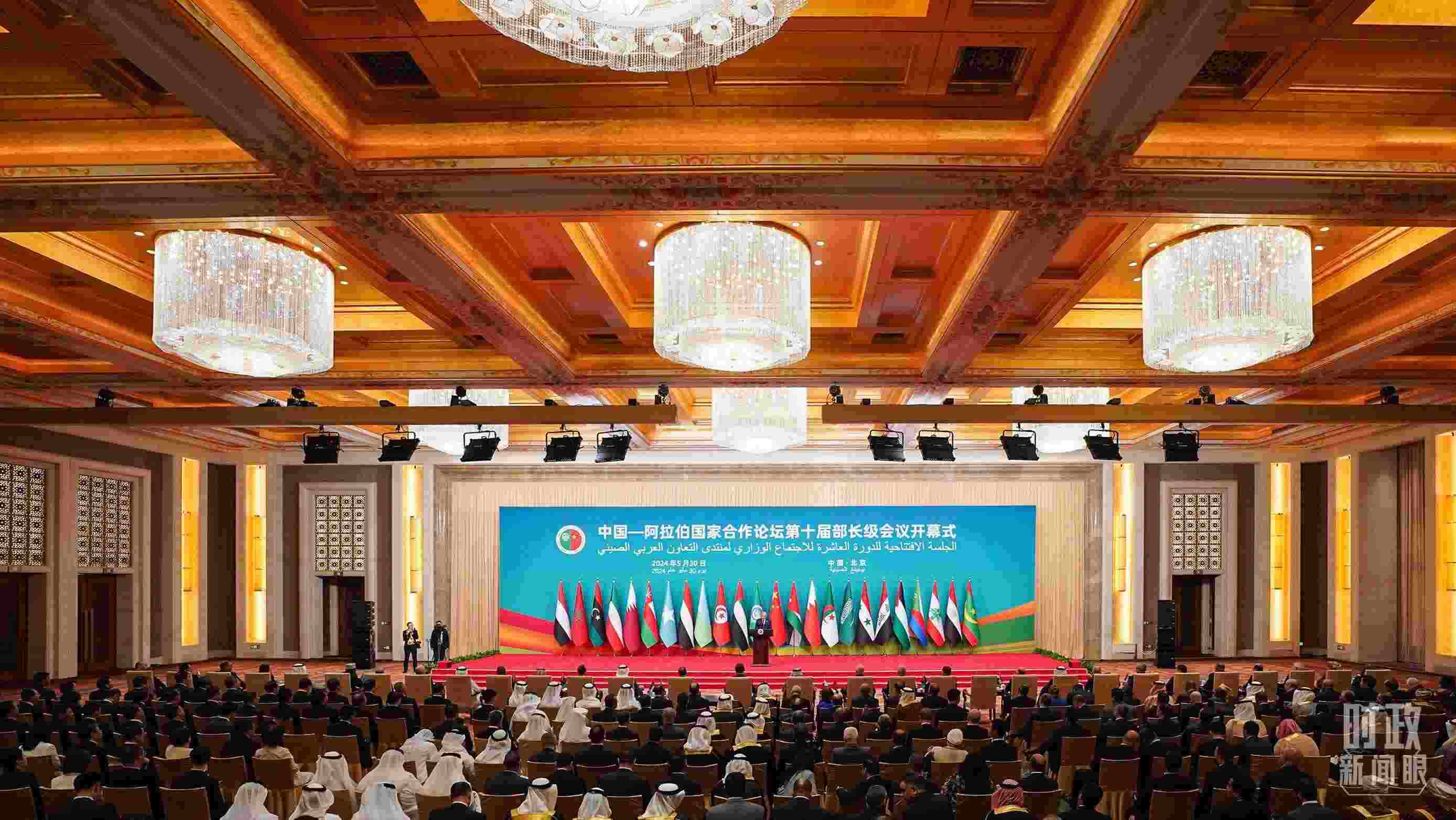 △5月30日開幕式現(xiàn)場，阿盟秘書長蓋特在致辭。（總臺國廣記者李晉拍攝）