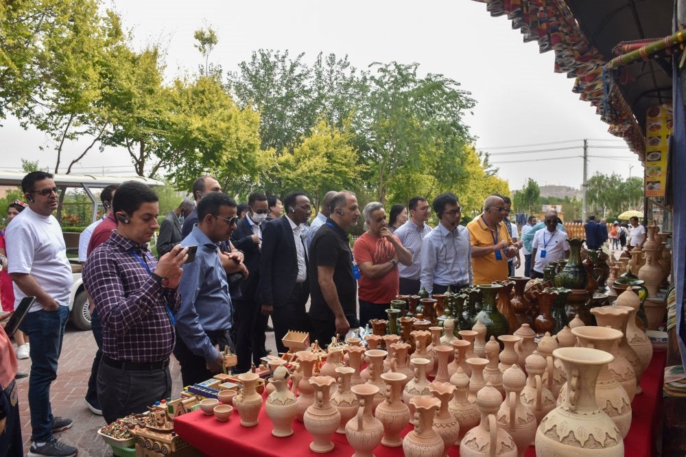 2023年5月31日，阿拉伯國(guó)家聯(lián)盟代表團(tuán)一行在新疆喀什古城參觀訪問(wèn)。新華社記者 高晗 攝