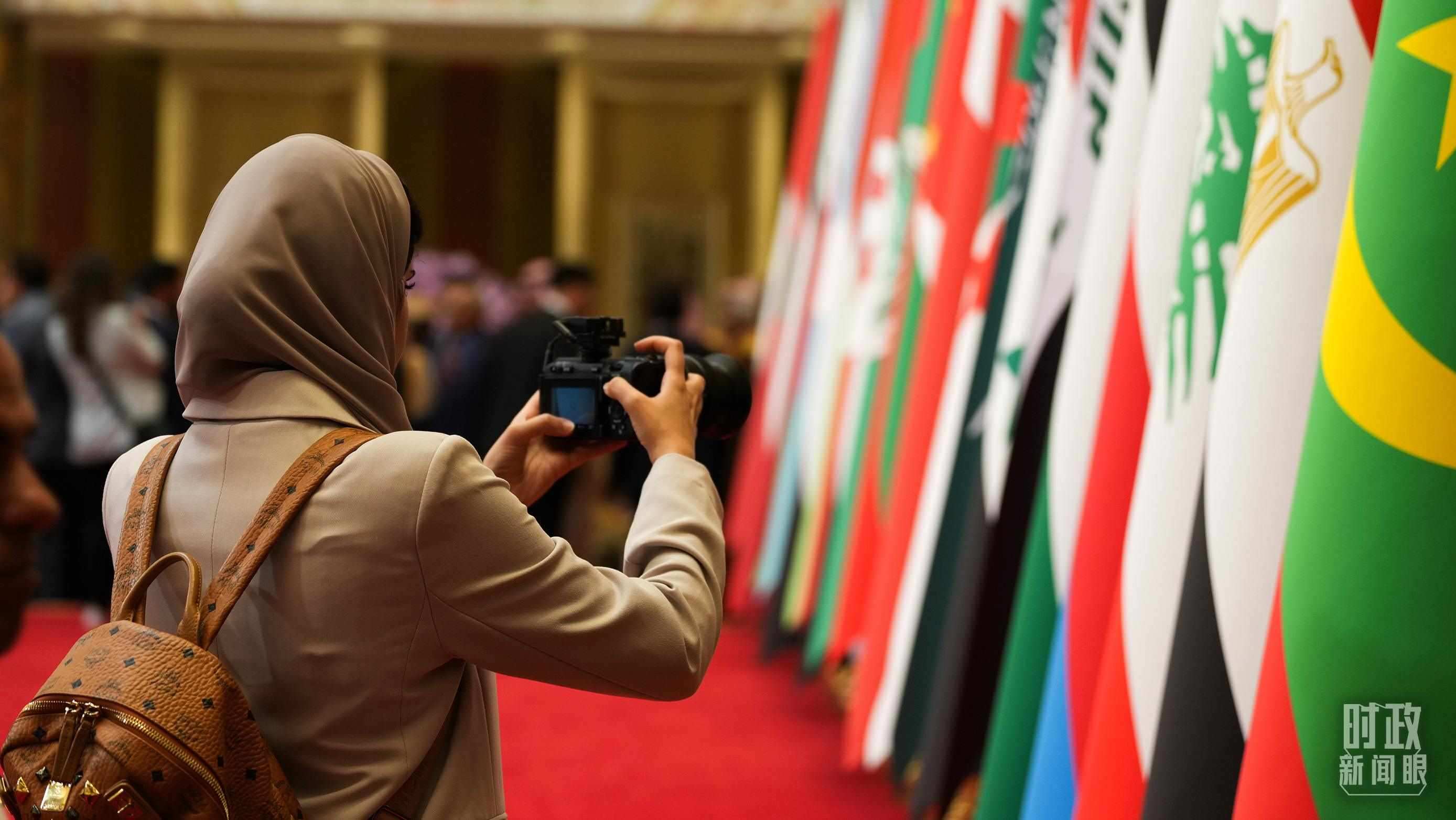 △外國媒體拍攝現(xiàn)場旗陣。（總臺國廣記者李晉拍攝）