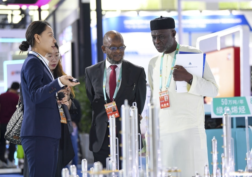 2023年9月22日，嘉賓在第六屆中阿博覽會(huì)上了解清潔能源項(xiàng)目。新華社記者 馮開(kāi)華 攝