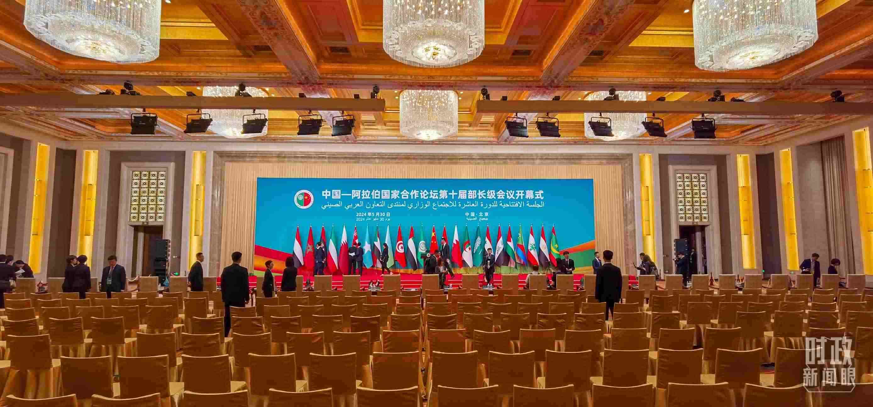 △會議開始前，現(xiàn)場正在進行各項準備工作。（總臺央視記者郭鴻拍攝）