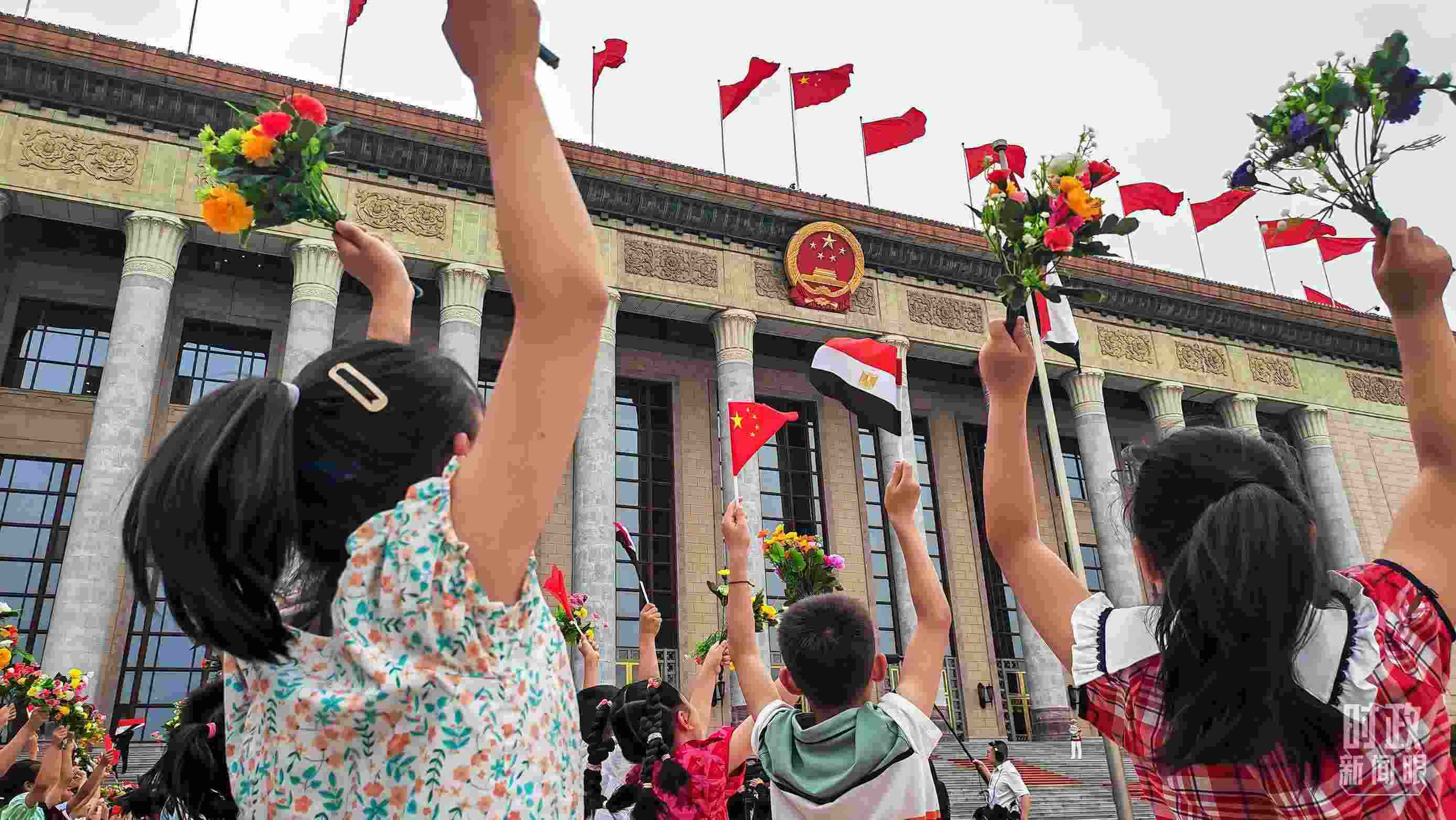 △5月29日下午，習近平主席舉行儀式歡迎埃及總統(tǒng)塞西訪華。圖為歡迎儀式現(xiàn)場的少年兒童。（總臺央視記者劉琦拍攝）