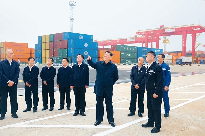 2024年5月22日至24日，中共中央總書記、國家主席、中央軍委主席習近平在山東考察。這是22日下午，習近平在日照港察看全自動化集裝箱碼頭作業(yè)場景。 新華社記者 鞠鵬/攝
