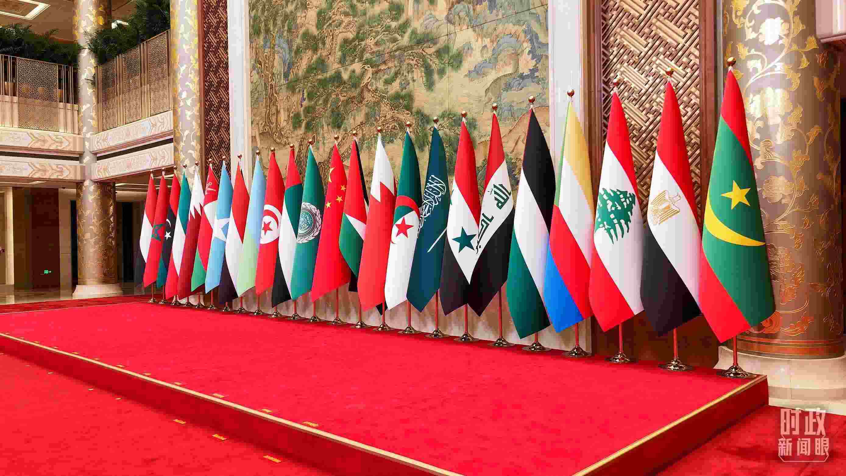 △會議現(xiàn)場的旗陣。（總臺央廣記者馬喆拍攝）