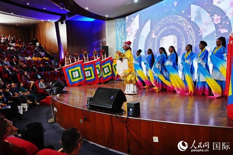 開幕式前，內(nèi)羅畢大學(xué)孔子學(xué)院學(xué)生進(jìn)行文藝表演。人民網(wǎng)記者 黃煒鑫攝