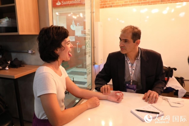 在巴西米納斯吉拉斯州首府貝洛奧里藏特開(kāi)辦診所的中醫(yī)師保羅·貢扎爾韋斯，正在把脈并觀察舌苔。人民網(wǎng)記者 陳一鳴攝