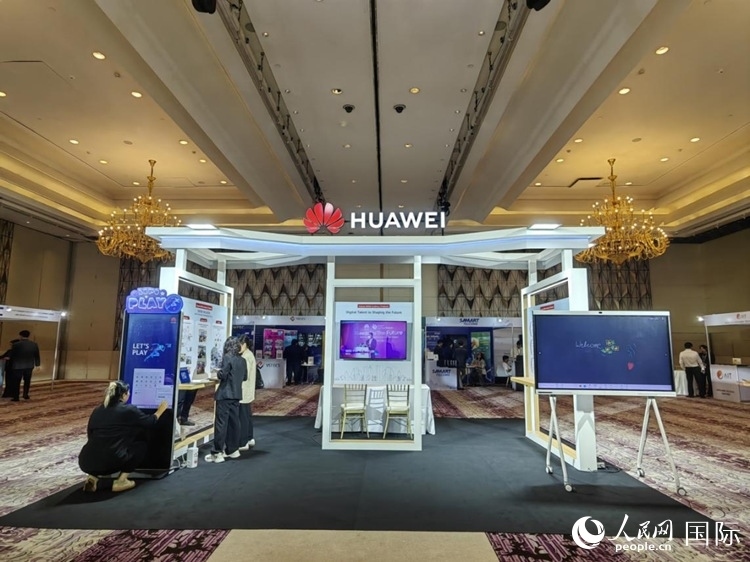 峰會(huì)現(xiàn)場(chǎng)，由泰國(guó)政府、中泰高校和客戶伙伴搭建的人才雙選會(huì)和伙伴展臺(tái)開(kāi)放。人民網(wǎng)記者 楊一攝