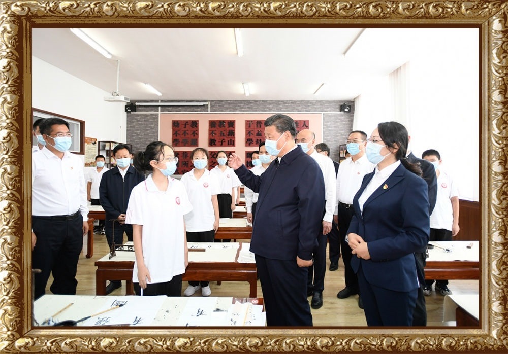 2021年9月13日至14日，習(xí)近平總書記在陜西省榆林市考察。14日上午，習(xí)近平在綏德實驗中學(xué)考察時，同正在練習(xí)書法的學(xué)生親切交流。