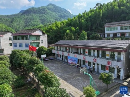 這是5月28日拍攝的湖南省衡陽市衡陽縣岣嶁鄉(xiāng)妙溪小學(xué)（無人機(jī)照片）。