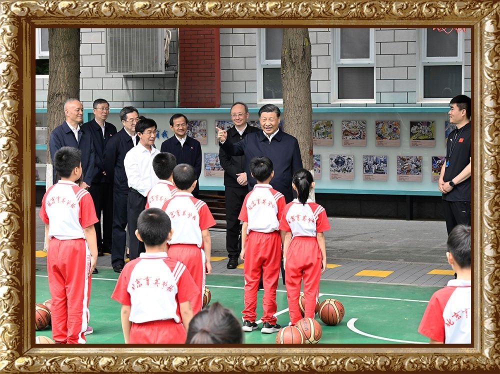 2023年5月31日上午，習(xí)近平總書記來到北京育英學(xué)校看望慰問師生，在籃球場同正在上體育課的小學(xué)生們親切交流。習(xí)近平親切地說：“現(xiàn)在生活條件好了，孩子們不是要吃得胖胖的，而是要長得壯壯的、練得棒棒的?！? width=