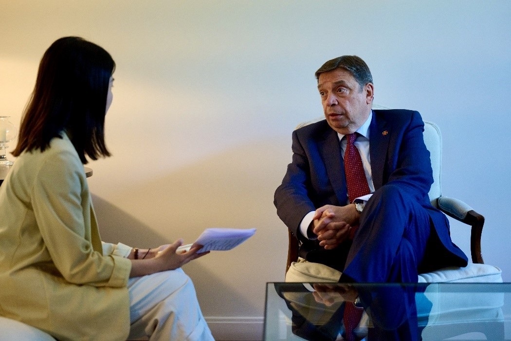 西班牙農(nóng)業(yè)、漁業(yè)和食品大臣普拉納斯接受人民網(wǎng)專訪。西班牙駐華大使館供圖