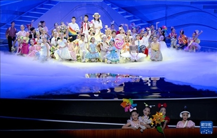 6月1日，演員在“我和祖國一起成長”主題演出活動中表演。新華社記者 金良快 攝