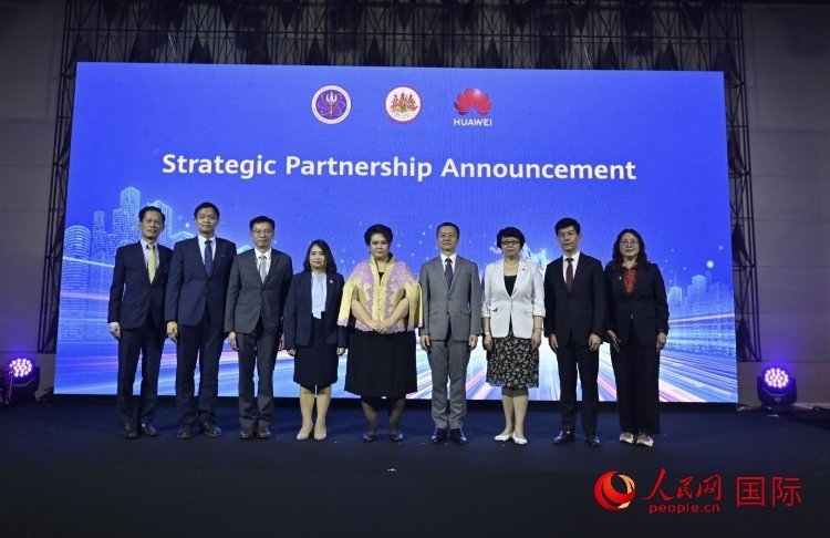 數(shù)字人才峰會現(xiàn)場。左五為泰國高等教育、科學、研究和創(chuàng)新部長素巴瑪·伊沙拉帕迪，右三中國駐泰國大使館教育參贊許蘭，右四為華為泰國技術(shù)有限公司總經(jīng)理李雄偉。人民網(wǎng)記者 簡承淵攝