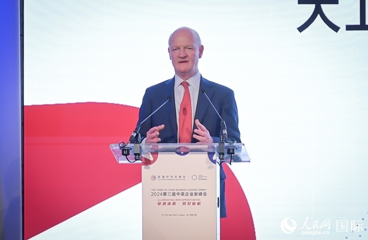 英國(guó)前負(fù)責(zé)大學(xué)與科研事務(wù)的國(guó)務(wù)大臣、英國(guó)皇家學(xué)會(huì)院士大衛(wèi)·威利茨致辭。人民網(wǎng) 郭錦標(biāo)攝