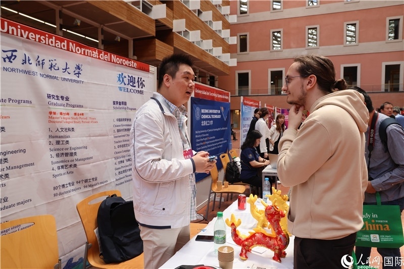 西班牙應(yīng)屆畢業(yè)生在展臺前咨詢。人民網(wǎng)記者 顏歡攝