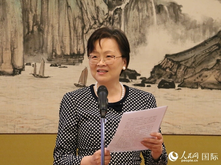 大使夫人丁玥致辭。人民網(wǎng) 許可攝