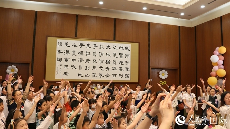 小朋友們合唱《明天會更好》。人民網(wǎng) 許可攝