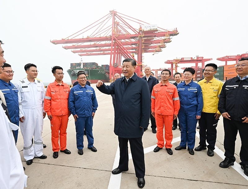 △2024年5月22日，習(xí)近平總書記在山東省日照港親切慰問(wèn)港口科技工作者、運(yùn)營(yíng)人員、航運(yùn)人員。