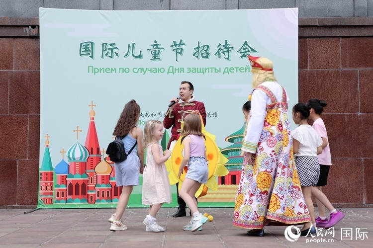 中俄兩國小朋友共同參與互動(dòng)游戲。人民網(wǎng)記者 隋鑫攝