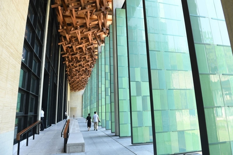 2022年7月23日，杭州國家版本館屋頂?shù)哪緲?gòu)和青瓷門扇相映成趣。