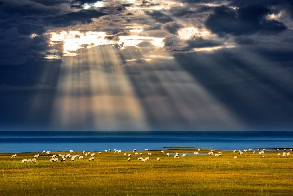 這是2022年9月21日在海北藏族自治州海晏縣拍攝的青海湖一角。（通聯(lián)照片 焦生福 攝）