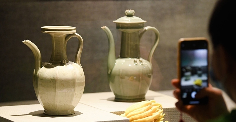 2021年9月14日，浙江省博物館，觀眾在拍攝北宋龍泉窯執(zhí)壺（左）和龍泉青瓷藝人劉杰制作的執(zhí)壺。