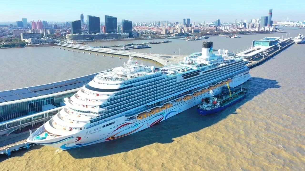 △2024年1月1日，國(guó)產(chǎn)首艘大型郵輪“愛(ài)達(dá)·魔都號(hào)”從上海吳淞口國(guó)際郵輪港開(kāi)啟商業(yè)首航。