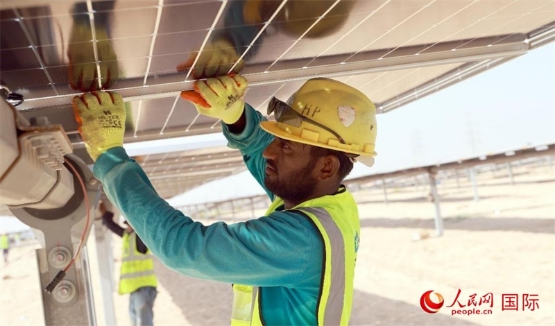 工人正在安裝光伏面板。人民網(wǎng)記者 管克江攝