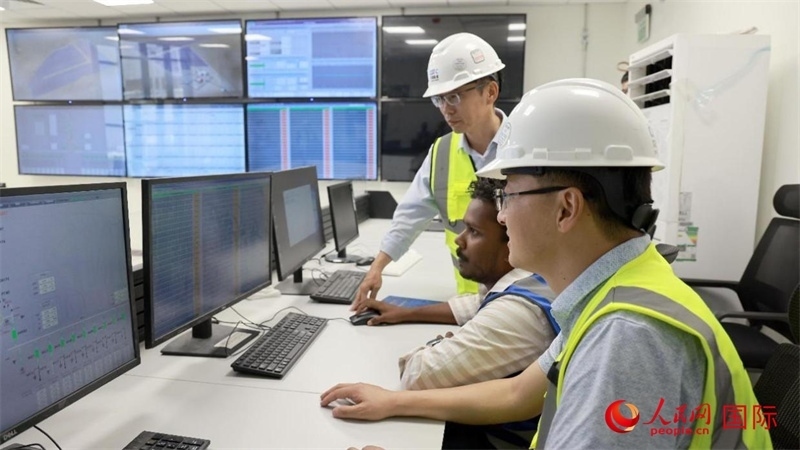 工作人員進(jìn)行倒送電準(zhǔn)備。人民網(wǎng)記者 管克江攝