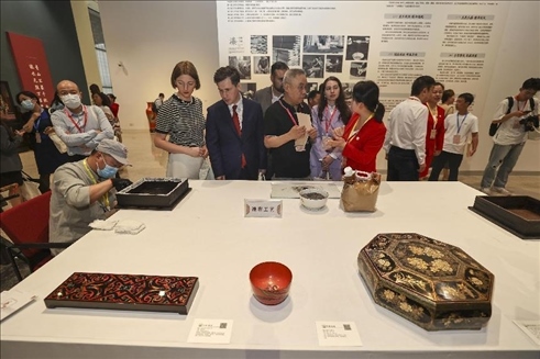 2023年5月28日，北京，推光漆器匠人為駐華使節(jié)展示技藝。