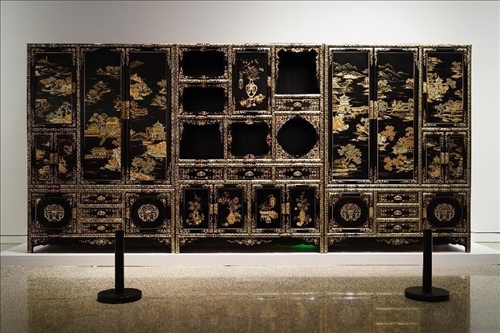 2023年7月9日，北京，中國工藝美術(shù)館·中國非物質(zhì)文化遺產(chǎn)館，“山西特色專業(yè)鎮(zhèn)·平遙非遺雙寶中華行”展覽展出的推光漆器作品。