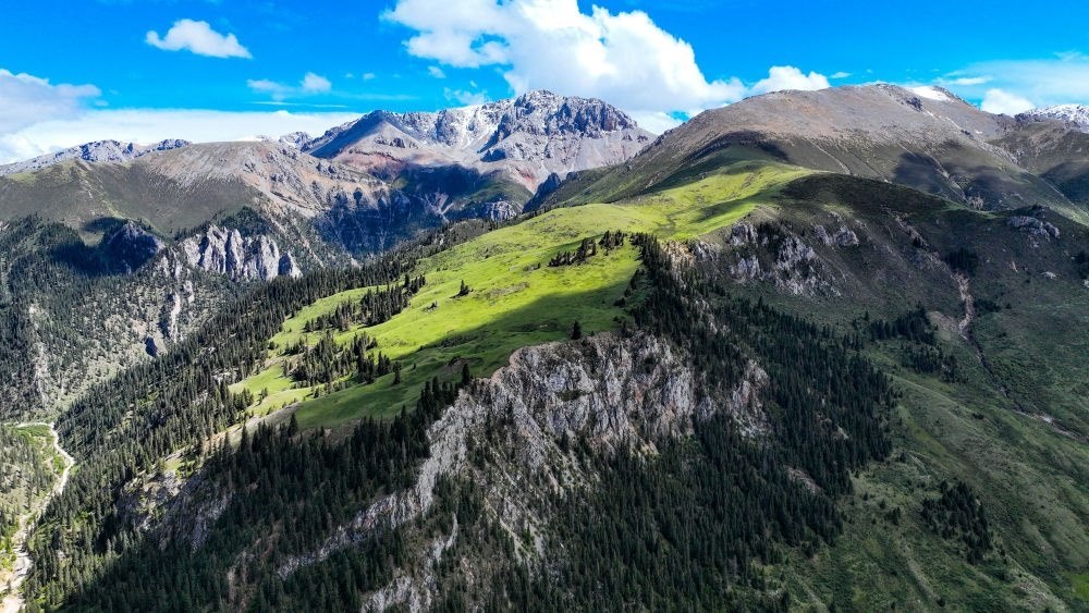 這是2023年6月18日在青海省玉樹藏族自治州囊謙縣拍攝的風(fēng)光（無人機照片）。新華社記者 張龍 攝