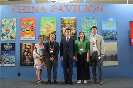 相關(guān)公司代表與中國駐里約熱內(nèi)盧總領(lǐng)館商務(wù)參贊敬艷輝在中國聯(lián)合展臺前合影。中廣國際公司供圖