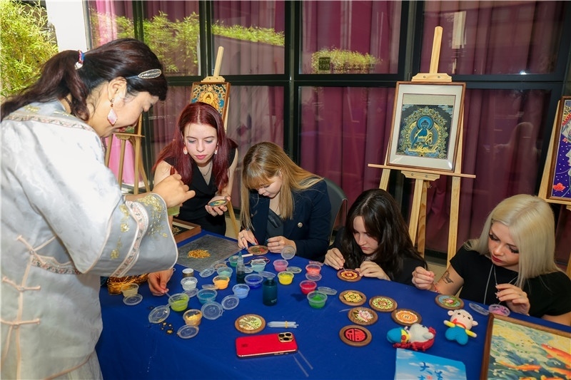 西班牙嘉賓參觀青海傳統(tǒng)手工技藝展示。主辦方供圖