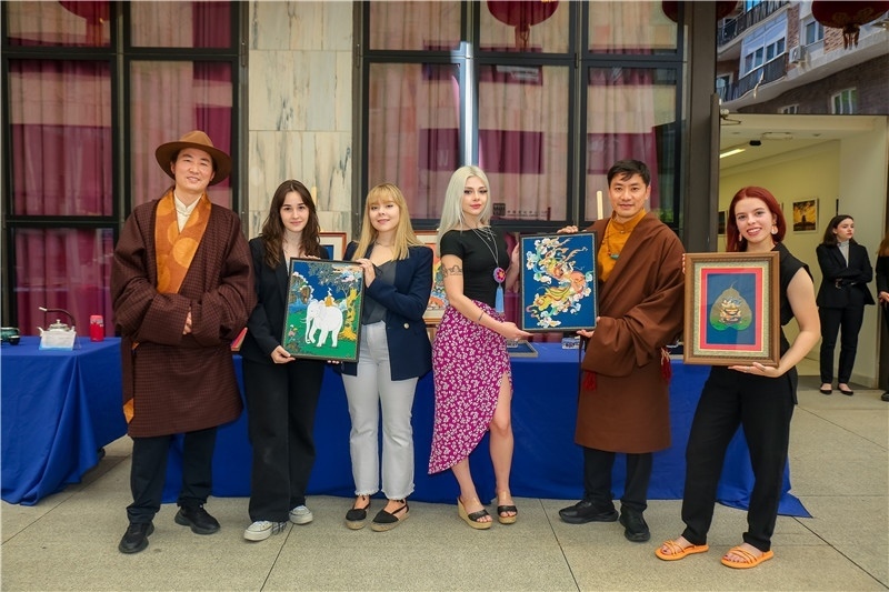 西班牙嘉賓參觀青海傳統(tǒng)手工技藝展示。主辦方供圖