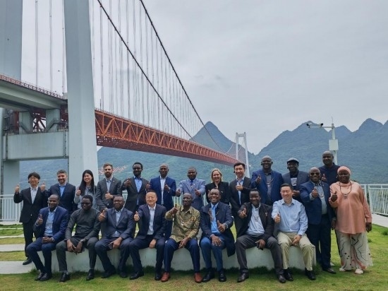 使節(jié)團(tuán)與壩陵河大橋合影。新華社記者 吳思 攝