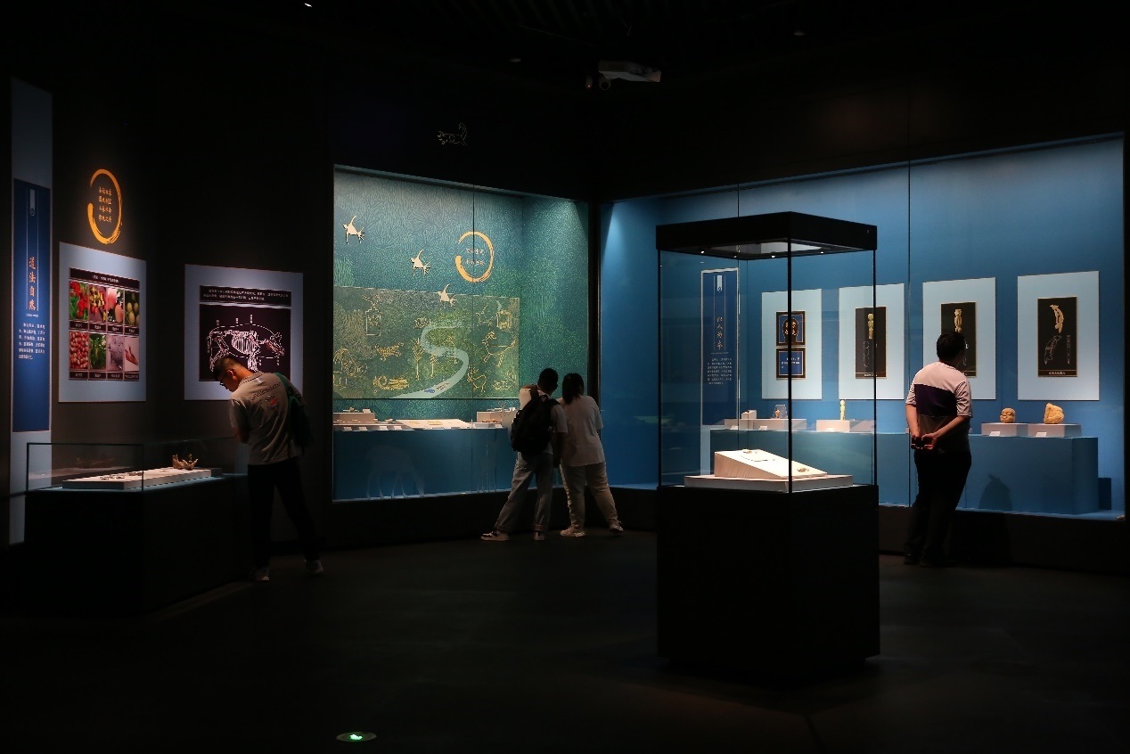 觀眾正在參觀展覽。國家文物局供圖