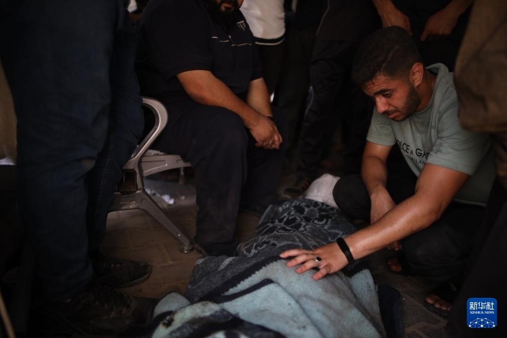 這是6月8日在加沙地帶中部努賽賴(lài)特難民營(yíng)拍攝的以軍襲擊受害者。新華社發(fā)（馬爾萬(wàn)·達(dá)烏德攝）