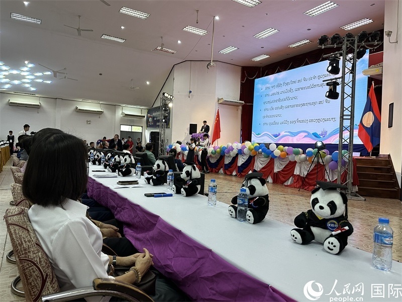 圖片：中老嘉賓在第二十三屆漢語(yǔ)橋世界大學(xué)生中文比賽老撾賽區(qū)決賽上致辭。孫廣勇攝