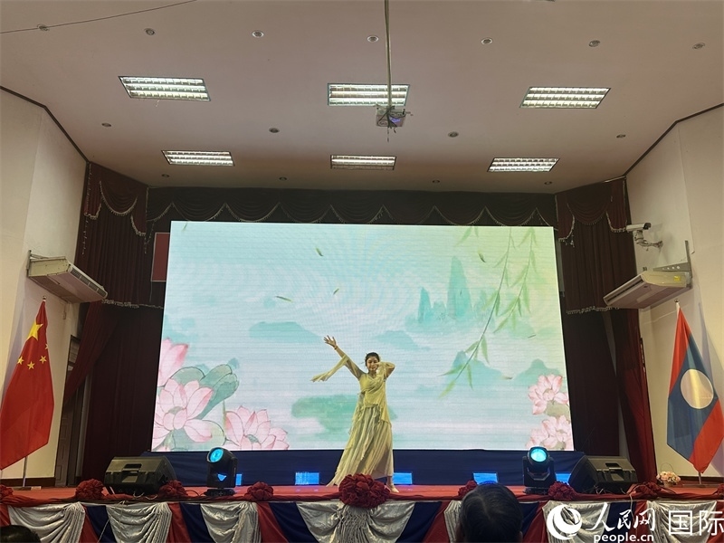 圖片：老撾選手參加第二十三屆漢語(yǔ)橋世界大學(xué)生中文比賽老撾賽區(qū)決賽。孫廣勇攝