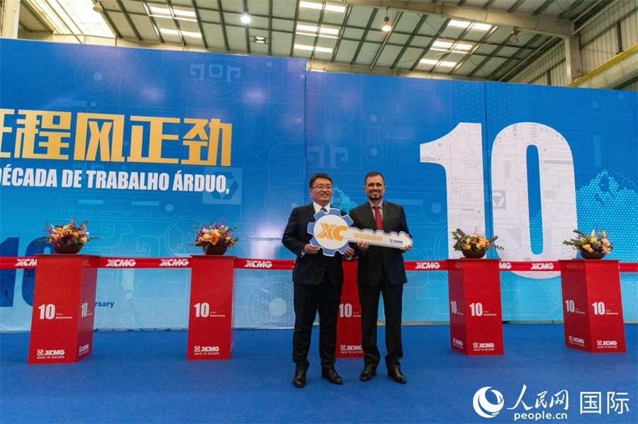 儀式上，徐工巴西制造總經(jīng)理李寒光將第23456臺產(chǎn)品鑰匙交付給客戶巴西Simak公司首席執(zhí)行官安德森·阿布魯手中。 人民日報社拉美中心分社 威廉·科埃略·維亞納攝