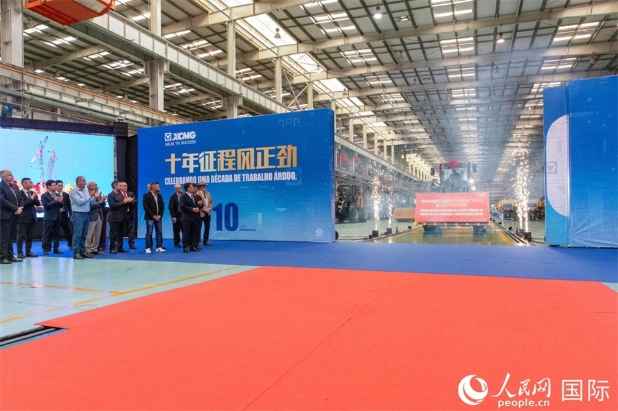 儀式上，米納斯吉拉斯州、波蘇阿雷格里市政府官員，徐工巴西制造的供應(yīng)商、經(jīng)銷商、客戶伙伴、員工代表和在巴中資機構(gòu)代表等，一起祝賀徐工巴西制造第23456臺產(chǎn)品下線并交付客戶。 人民日報社拉美中心分社 威廉·科埃略·維亞納攝