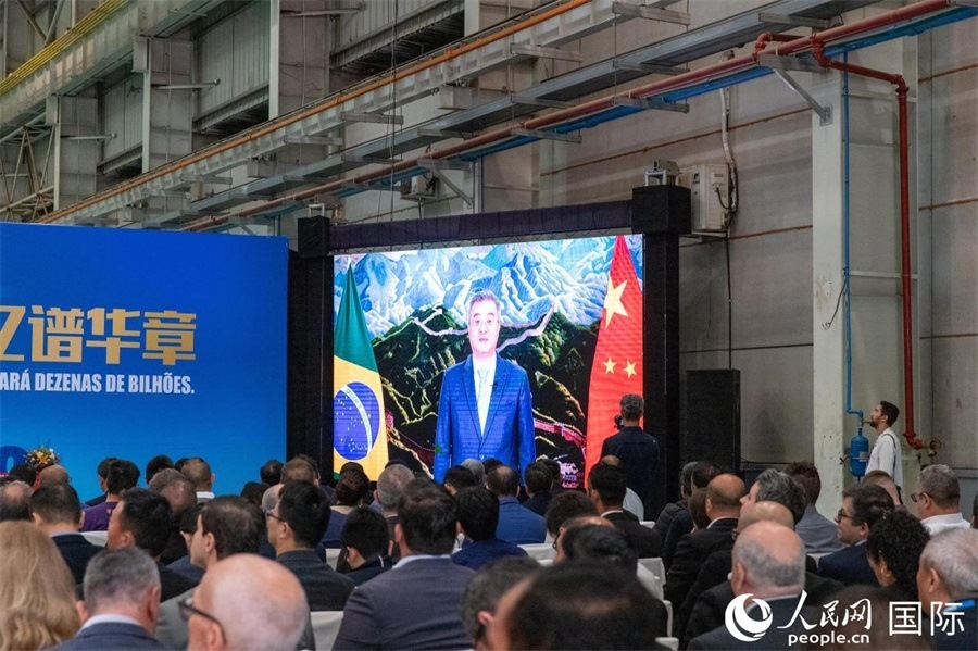 中國駐巴西大使祝青橋在視頻致辭中表示，徐工在巴西的發(fā)展，是眾多中國企業(yè)在習(xí)近平主席提出的共建“一帶一路”倡議推動下，將中國的技術(shù)和產(chǎn)業(yè)發(fā)展成果帶往世界，促進各國發(fā)展的縮影。 人民日報社拉美中心分社 威廉·科埃略·維亞納攝